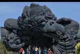 Wisatawan mengunjungi Garuda Wisnu Kencana (GWK) Cultural Park saat hari pertama pembukaan kembali kawasan pariwisata itu di Badung, Bali, Jumat (22/10/2021). Kawasan wisata GWK dibuka kembali untuk kunjungan wisatawan pada akhir pekan yaitu hari Jumat-Minggu setelah sempat ditutup sejak bulan Februari 2021 lalu untuk mendukung upaya penanggulangan pandemi COVID-19. ANTARA FOTO/Fikri Yusuf/nym.
