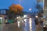Banjir merendam jalan dan permukiman Mamuju setelah hujan tiga jam
