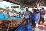 Petugas Puskesmas menyuntikkan vaksin kepada seorang nelayan di tempat pelelangan ikan Majakerta, Balongan, Indramayu, Jawa Barat, Jumat (22/10/2021). Vaksinasi dengan cara jemput bola tersebut ditujukan bagi nelayan yang tinggal di kawasan pesisir guna mempercepat target vaksinasi COVID-19. ANTARA FOTO/Dedhez Anggara/agr