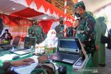 Pangdam III Siliwangi Mayjen TNI Agus Subiyanto (kanan) berbincang dengan pedagang kaki lima saat penyaluran Bantuan Tunai PKL-Warung di Makodim 0616/Indramayu, Jawa Barat, Jumat (22/10/2021). Dalam kunjungan tersebut Pangdam memastikan penyaluran Bantuan untuk PKL tersebut tepat sasaran. ANTARA FOTO/Dedhez Anggara/agr