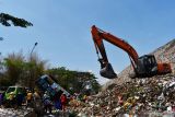 Sejumlah pemulung mengais barang bekas di Tempat Pembuangan Akhir (TPA) sampah Kota Madiun, Jawa Timur, Kamis (21/10/2021). TPA sampah seluas 6,4 hektare tersebut setiap harinya menerima sedikitnya 100 ton sampah. Antara Jatim/Siswowidodo/zk