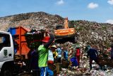 Sejumlah pemulung mengais barang bekas di Tempat Pembuangan Akhir (TPA) sampah Kota Madiun, Jawa Timur, Kamis (21/10/2021). TPA sampah seluas 6,4 hektare tersebut setiap harinya menerima sedikitnya 100 ton sampah. Antara Jatim/Siswowidodo/zk