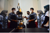 Barista memperlihatkan cara menggunakan mesin kopi espresso saat pelatihan pengolahan kopi di Kudus, Jawa Tengah, Kamis (21/10/2021). Pelatihan yang diselenggarakan Balai Latihan Kerja (BLK) setempat yang diikuti 40 peserta dari masyarakat umum itu digelar untuk memberikan wawasan serta mengembangkan keterampilan dalam membuat dan menyajikan kopi sekaligus pemberdayaan ekonomi bagi masyarakat. ANTARA FOTO/Yusuf Nugroho/wsj. 