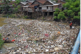  Pemulung mengais barang bekas dari tumpukan sampah di muara Sungai Cibanten, di Kasemen, Serang, Banten, Kamis (21/10/2021). Warga mengeluhkan tumpukan sampah yang semakin banyak terbawa air hujan dan tak kunjung dibersihkan karena berpotensi menimbulkan banjir dan mengeluarkan bau busuk. ANTARA FOTO/Asep Fathulrahman/foc.


