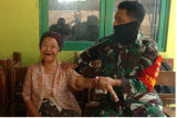 Personel TNI memijat nenek bernama Tarmi sebelum melakukan penyuntikan vaksin COVID-19 di rumahnya, Kelurahan Kalinyamat Wetan, Tegal, Jawa Tengah, Kamis (21/10/2021). Tarmi merupakan lansia tertua dengan usia 102 tahun yang mengikuti vaksinasi COVID-19 di Kota Tegal. ANTARA FOTO/Oky Lukmansyah/foc.