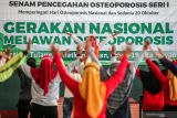 Sejumlah Nakes mengikuti Senam Pencegahan Osteoporosis di gedung serbaguna Gor Sidoarjo, Jawa Timur, Kamis (21/10/2021). Kegiatan senam yang diselenggarakan Perkumpulan Warga Tulang Sehat Indonesia (Perwatusi) tersebut dalam rangka peringatan Hari Osteoporosis Nasional 2021 dengan tema Gerakan Nasional Melawan Osteoporosis. Antara Jatim/Umarul Faruq/zk