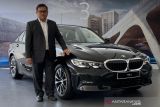 Kepala Cabang BMW Astra Surabaya berpose di samping new BMW 320i Dynamic saat peluncuran mobil tersebut di Surabaya, Jawa Timur, Jumat (22/10/2021). Dengan hadirnya new BMW 320i Dynamic tersebut diharapkan dapat memenuhi kebutuhan masyarakat di Jawa Timur terkait kendaraan yang memilki fitur keamanan terbaik dan teknologi yang terbaru dengan kombinasi efesiensi bahan bakar. Antara Jatim/Doc BMW Astra Surabaya/ZK