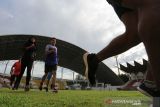 Atlet paralimpik ikuti latihan persiapan Peparnas Papua. Sejumlah atlet National Paralympic Committee (NPC) Aceh mengikuti latihan rutin di Stadion Harapan Bangsa, Banda Aceh, Aceh, Kamis (21/10/2021). Latihan tersebut sebagai langkah persiapan mengikuti Pekan Paralimpik Nasional (Peparnas) XVI Papua yang akan diselenggarakan pada November 2021 mendatang. ANTARA/Syifa Yulinnas