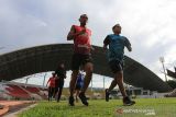 Atlet paralimpik ikuti latihan persiapan Peparnas Papua. Sejumlah atlet National Paralympic Committee (NPC) Aceh mengikuti latihan rutin di Stadion Harapan Bangsa, Banda Aceh, Aceh, Kamis (21/10/2021). Latihan tersebut sebagai langkah persiapan mengikuti Pekan Paralimpik Nasional (Peparnas) XVI Papua yang akan diselenggarakan pada November 2021 mendatang. ANTARA/Syifa Yulinnas