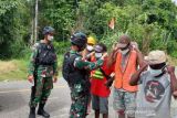 Satgas TNI Yonif 512 bagikan masker cegah COVID-19 di perbatasan RI-PNG