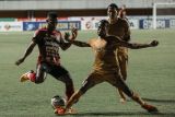 Pesepak bola Bali United Yanes Roni (kiri) mengiring bola yang dihadang pemain Bhayangkara FC Ruben Sanady dalam pertandingan lanjutan Liga 1 di Yogyakarta, Sabtu (23/10/2021).  Bali United kalah dari Bhayangkara FC dengan skor 1-2. ANTARA FOTO/Bali United/nym.