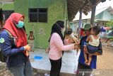 Sejumlah anggota kelompok Olahan Makanan Sehat (Omset) Balongan memberikan makanan untuk balita di desa Balongan, Indramayu, Jawa Barat, Sabtu (23/10/2021). Program kelompok Omset yang digagas PT. Pertamina Integrated Balongan bekerjasama dengan Puskesmas Balongan bertujuan untuk memberikan makanan bergizi secara gratis kepada balita dari keluarga kurang mampu guna mencegah stunting. ANTARA FOTO/Dedhez Anggara/agr
