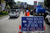 Petugas Dinas Perhubungan mengatur arus lalu lintas saat pemberlakuan ganjil genap di gerbang keluar tol Buah Batu, Bandung, Jawa Barat, Sabtu (23/10/2021). Pemerintah Kota Bandung melalui Dinas Perhubungan memperpanjang pemberlakuan ganjil genap di lima gerbang tol di Kota Bandung pada masa PPKM level dua hingga 28 Oktober mendatang. ANTARA FOTO/Raisan Al Farisi/agr