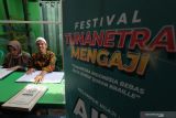 Penyandang tunanetra membaca Al Quran yang dicetak dengan huruf brailleÂ  saat Festival Tunanetra Mengaji di Surabaya, Jawa Timur, Minggu (24/10/2021). Festival Tunanetra Mengaji yang digelar Ikatan Tunanetra Muslim Indonesia dan diikuti 145 peserta penyandang tunanetra itu menggelar berbagai kegiatan beberapa diantaranya pentas mengaji, pelatihan menulis braille serta lomba menulis braille cepat dan tepat. Antara Jatim/Didik Suhartono/zk