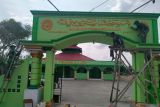 Satgas TNI Yonif 131 bantu renovasi gapura masjid di perbatasan RI-PNG