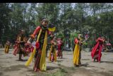 Penari mementaskan tarian Ibing Pencug Ewag pada kegiatan Pentas Rakyat Puntang Menari di Camp Area Gunung Puntang, Kabupaten Bandung, Jawa Barat, Minggu (24/10/2021). Kegiatan tersebut sebagai puncak peringatan Hari Tari Dunia yang juga menampilkan tarian kreasi yang diikuti sedikitnya 36 sanggar tari dari sejumlah provinsi di Indonesia yang dipentaskan selama enam jam. ANTARA FOTO/Novrian Arbi/nym