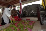 Menteri Sosial Tri Rismaharini (Kiri) menabur bunga di Pusara Makam Presiden Soekarno saat melakukan kunjungan kerja di Kota Blitar, Jawa Timur, Sabtu (23/10/2021). Selain berziarah, Tri Rismaharini melakukan perawatandan membersihkan  sejumlah fasilitas yang berada di kawasan makam Presiden Soekarno. Antara Jatim/Irfan Anshori/zk