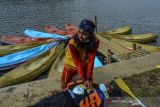 Relawan melakukan simulasi pertolongan terhadap korban saat pelatihan mitigasi bencana di Kancra Kayaking Panjalu, Kabupaten Ciamis, Jawa Barat, Sabtu (23/10/2021). Pelatihan tersebut bertujuan untuk mengantisipasi dan mengurangi resiko bila terjadi bencana serta kesiapsiagaan saat melakukan pertolongan terhadap korban. ANTARA FOTO/Adeng Bustomi/agr