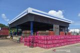 PENGISIAN GAS ELPIGI BERJALAN NORMAL DI TENGAH PANDEMI. Pekerja mengenakan masker melakukan pengisian  gas elpiji ke dalam tabung di Stasiun Pengisian Bahan Bakar Elpiji (SPBE), Desa Ajun, Kabupaten Aceh Besar, Aceh, Sabtu (23/10/2021). Pengisian bahan bakar gas elpiji untuk layanan pemenuhan kebutuhan konsumen dan pendistribusian ke sejumlah pangkalan di di daerah itu berjalan normal dan tidak terdampak pandemi COVID-19. ANTARA FOTO/Ampelsa.
