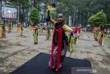 Penari mementaskan tarian Ibing Pencug Ewag pada gelaran Pentas Rakyat Puntang Menari di Camp Area Gunung Puntang, Kabupaten Bandung, Jawa Barat, Minggu (24/10/2021). Gelaran tersebut sebagai  puncak peringatan hari tari dunia yang juga menampilkan tarian kreasi yang diikuti sedikitnya 36 sanggar tari dari sejumlah provinsi di Indonesia yang dipentaskan selama enam jam. ANTARA FOTO/Novrian Arbi/agr