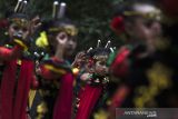 Penari mementaskan tarian Ibing Pencug Ewag pada gelaran Pentas Rakyat Puntang Menari di Camp Area Gunung Puntang, Kabupaten Bandung, Jawa Barat, Minggu (24/10/2021). Gelaran tersebut sebagai  puncak peringatan hari tari dunia yang juga menampilkan tarian kreasi yang diikuti sedikitnya 36 sanggar tari dari sejumlah provinsi di Indonesia yang dipentaskan selama enam jam. ANTARA FOTO/Novrian Arbi/agr