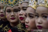 Penari bersiap untuk mementaskan tarian Ibing Pencug Ewag pada gelaran Pentas Rakyat Puntang Menari di Camp Area Gunung Puntang, Kabupaten Bandung, Jawa Barat, Minggu (24/10/2021). Gelaran tersebut sebagai  puncak peringatan hari tari dunia yang juga menampilkan tarian kreasi yang diikuti sedikitnya 36 sanggar tari dari sejumlah provinsi di Indonesia yang dipentaskan selama enam jam. ANTARA FOTO/Novrian Arbi/agr