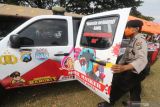 Anggota polisi Polres Kediri Kota menyiapkan mobil masker sebelum melakukan patroli rutin di Kota Kediri, Jawa Timur, Senin (25/10/2021). Sejumlah mobil operasional polisi dipasang stiker bergambar tari jaranan khas Kediri bermasker guna mengingatkan masyarakat disiplin mematuhi protokol kesehatan COVID-19. Antara Jatim/Prasetia Fauzani/zk