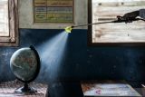 Petugas melakukan disinfeksi di sebuah kelas di SDN 065 Cihampelas yang ditutup sementara di Bandung, Jawa Barat, Senin (25/10/2021). Pemerintah Kota Bandung melalui Dinas Pendidikan menutup sementara 14 sekolah di Kota Bandung akibat temuan kasus COVID-19 hasil tes usap PCR secara acak di sejumlah sekolah. ANTARA FOTO/Raisan Al Farisi/agr