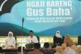 Gubernur Jawa Timur Khofifah Indar Parawansa (kedua kanan) didampingi Ulama Nahdlatul Ulama Gus Bahauddin Nursalim (kedua kiri), pengasuh ponpes Lirboyo KH Anwar Manshur (kiri) dan pengasuh popes putri Ar-Risalah Lirboyo Ning Aina (kanan) mengikuti kegiatan bertajuk Ngaji Bareng Gus Baha di Pondok Pesantren Putri AR-Risalah Lirboyo, Kota Kediri, Jawa Timur, Senin (25/10/2021). Ngaji bareng yang diselenggarakan Rabithoh Ma'ahidil Islamiyah (RMI) putri tersebut sebagai ajang silaturahmi antar pengasuh pondok pesantren putri di bawah naungan Nahdlatul Ulama. Antara Jatim/Prasetia Fauzani/zk