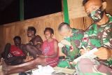 Satgas TNI Yonif 403 obati warga sakit malaria di perbatasan RI-PNG
