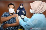 Vaksinasi vaksin COVID-19 jenis Pfizer. Aktivitas warga dan petugas kesehatan Rumah Sakit Umum Ibu dan Anak saat melakukan vaksinasi COVID-19 jenis Pfizer di Banda Aceh, Aceh, Senin (25/10/2021). Pemerintah telah mendistribusikan 1,2 juta vaksin Pfizer ke 10 provinsi di Sumatera dan Kalimantan dan 2,5 juta dosis vaksin Pfizer ke provinsi Jawa Barat, Jawa Tengah Daerah Istimewa Yogyakarta untuk mempercepat proses vaksinasi COVID-19 di seluruh Indonesia. Antara Aceh/Irwansyah Putra