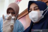 Vaksinasi vaksin COVID-19 jenis Pfizer. Aktivitas warga dan petugas kesehatan Rumah Sakit Umum Ibu dan Anak saat melakukan vaksinasi COVID-19 jenis Pfizer di Banda Aceh, Aceh, Senin (25/10/2021). Pemerintah telah mendistribusikan 1,2 juta vaksin Pfizer ke 10 provinsi di Sumatera dan Kalimantan dan 2,5 juta dosis vaksin Pfizer ke provinsi Jawa Barat, Jawa Tengah Daerah Istimewa Yogyakarta untuk mempercepat proses vaksinasi COVID-19 di seluruh Indonesia. Antara Aceh/Irwansyah Putra
