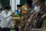 Wakil Gubernur Jawa Barat Uu Ruzhanul Ulum (kiri) memberikan piagam penghargaan kepada sejumlah guru di Aula Timur Gedung Sate, Bandung, Jawa Barat, Selasa (26/10/2021). Wakil Gubernur Jawa Barat memberikan piagam penghargaan dan santunan kepada guru sebagai tanda bakti yang telah membimbing dalam membentuk pemimpin-pemimpin Jawa Barat. ANTARA FOTO/Novrian Arbi/agr