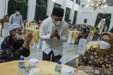 Wakil Gubernur Jawa Barat Uu Ruzhanul Ulum (tengah) memberi salam kepada sejumlah guru di Aula Timur Gedung Sate, Bandung, Jawa Barat, Selasa (26/10/2021). Wakil Gubernur Jawa Barat memberikan piagam penghargaan dan santunan kepada guru sebagai tanda bakti yang telah membimbing dalam membentuk pemimpin-pemimpin Jawa Barat. ANTARA FOTO/Novrian Arbi/agr