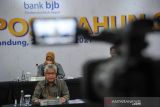 Direktur Utama Bank BJB Yuddy Renaldi didampingi dewan direksi memberikan keterangan pers pencapaian kinerja Bank BJB di Bandung, Jawa Barat, Selasa (26/10/2021). Bank BJB berhasil membubuhkan laba bersih sebesar Rp1,4 triliun atau tumbuh 17,5 persen secara 