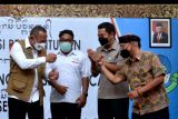 Kepala Badan Nasional Penanggulangan Bencana (BNPB) Ganip Warsito (kiri) berbincang dengan sejumlah ketua Forum Pengurangan Risiko Bencana kabupaten/kota saat Deklarasi Forum Pengurangan Risiko Bencana (FPRB) se-Provinsi Bali di Gianyar, Bali, Selasa (26/10/2021). FPRB diharapkan dapat mengurangi potensi risiko dan bisa menanggulangi bencana di daerah serta memberikan edukasi kesiapsiagaan bencana kepada masyarakat. ANTARA FOTO/Fikri Yusuf/nym.