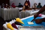 Peserta mengikuti workshop bisnis dan pembuatan kue pastry di Kota Madiun, Jawa Timur, Selasa (26/10/2021). Workshop yang digelar Rumah Sandiagauno Indonesia bekerja sama dengan Kinarya Kichen Store dan salah satu pabrik penyedap rasa dengan mendatangkan chef Soni diikitu 20 pelaku Usaha Menengah Kecil dan Mikro (UMKM) dimaksudkan untuk meningkatkan kualitas kreasi produk UMKM. Antara Jatim/Siswowidodo/zk