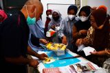 Peserta mengikuti workshop bisnis dan pembuatan kue pastry di Kota Madiun, Jawa Timur, Selasa (26/10/2021). Workshop yang digelar Rumah Sandiagauno Indonesia bekerja sama dengan Kinarya Kichen Store dan salah satu pabrik penyedap rasa dengan mendatangkan chef Soni diikitu 20 pelaku Usaha Menengah Kecil dan Mikro (UMKM) dimaksudkan untuk meningkatkan kualitas kreasi produk UMKM. Antara Jatim/Siswowidodo/zk