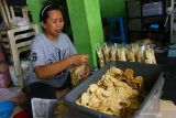 Pekerja mengemas kripik tempe sebelum dikirim ke berbagai kota di sentra industri tempe di Sanan, Malang, Jawa Timur, Rabu (27/10/2021). Akibat naiknya harga minyak goreng curah yang berada di kisaran Rp170.000 per 15 kilogram dalam sebulan terakhir membuat pengusaha kripik tempe setempat terpaksa menaikkan harga jual rata-rata Rp2.000 per bungkus untuk mengurangi kerugian akibat pembengkakan biaya produksi. Antara Jatim/Ari Bowo Sucipto/zk