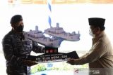 Prabowo serahkan dua kapal angkut tank kepada TNI AL