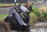 Polisi mengamankan Tempat Kejadian Perkara (TKP) kecelakaan kereta api yang menabrak mobil di perlintasan tanpa palang pintu di Sonotengah, Malang, Jawa Timur, Rabu (27/10/2021). Tidak ada korban jiwa dalam kejadian tersebut. Antara Jatim/Ari Bowo Sucipto/zk