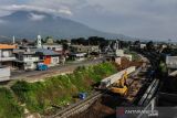 Pekerja mengoperasikan alat berat pada proyek rel kereta ganda di Cigombong, Kabupaten Sukabumi, Jawa Barat, Rabu (27/10/2021). Kementerian Perhubungan menyatakan, progres secara keseluruhan pembangunan jalur rel ganda Sukabumi-Bogor segmen Stasiun Paledang - Stasiun Cicurug telah mencapai 90,47 persen serta ditargetkan dapat rampung pada 2022 mendatang. ANTARA FOTO/Raisan Al Farisi/agr