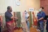 Kementerian BUMN bagikan bantuan alat tenun songket ke UMKM Ogan Ilir