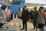 MENPAN RB TINJAU PELAYANAN PUBLIK DI POLRESTA BANDA ACEH. Menteri Pendayagunaan Aparatur Negara dan Reformasi Birokrasi, Tjahjo Kumolo (tengah) didampingi Pangdam Iskandar Muda,  Mayjen TNI Achmad Marzuki (kedua kanan) dan Waka Polda Aceh, Brigjen Pol Raden Purwadi (kanan) berbicara dengan Polwan saat meninjau ruangan pelayanan publik di Polresta Banda Aceh, Aceh, Kamis (28/10/2021). Kunjungan kerja Menpan RB, Tjahjo Kumolo yang dijadwalkan berlangsung hingga tanggal 29 Oktober 2021 di Aceh itu,  selain meninjau pelayanan publik di Polresta dan Pemkot Banda Aceh juga meresmikan gedung DPD dan DPC PDI Perjuangan provinsi Aceh j. ANTARA FOTO/Ampelsa.