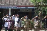 Warga mengikuti upacara bendera di halaman situs Persada Soekarno, Desa Pojok, Kediri, Jawa Timur, Kamis (28/10/2021). Upacara bendera di rumah masa kecil Bung Karno tersebut guna memperingati Hari Sumpah Pemuda. Antara Jatim/Prasetia Fauzani/zk