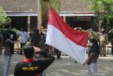Warga mengikuti upacara bendera di halaman situs Persada Soekarno, Desa Pojok, Kediri, Jawa Timur, Kamis (28/10/2021). Upacara bendera di rumah masa kecil Bung Karno tersebut guna memperingati Hari Sumpah Pemuda. Antara Jatim/Prasetia Fauzani/zk