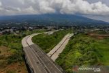 Foto udara proyek Jalan Tol Bogor-Ciawi-Sukabumi (Bocimi) di Cicurug, Kabupaten Sukabumi, Jawa Barat, Kamis (28/10/2021). Kementerian PUPR menargetkan pembangunan Jalan Tol Bocimi seksi 2 ruas Cigombong-Cibadak yang memiliki panjang 11,90 kilometer akan rampung pada akhir 2021. ANTARA FOTO/Raisan Al Farisi/agr