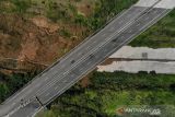 Foto udara proyek Jalan Tol Bogor-Ciawi-Sukabumi (Bocimi) di Cicurug, Kabupaten Sukabumi, Jawa Barat, Kamis (28/10/2021). Kementerian PUPR menargetkan pembangunan Jalan Tol Bocimi seksi 2 ruas Cigombong-Cibadak yang memiliki panjang 11,90 kilometer akan rampung pada akhir 2021. ANTARA FOTO/Raisan Al Farisi/agr