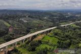 Foto udara sebuah jembatan pada proyek Jalan Tol Bogor-Ciawi-Sukabumi (Bocimi) di Cicurug, Kabupaten Sukabumi, Jawa Barat, Kamis (28/10/2021). Kementerian PUPR menargetkan pembangunan Jalan Tol Bocimi seksi 2 ruas Cigombong-Cibadak yang memiliki panjang 11,90 kilometer akan rampung pada akhir 2021. ANTARA FOTO/Raisan Al Farisi/agr