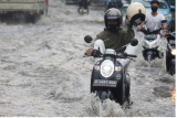 Pengendara menerobos banjir di Jalan Raya Kebayoran Lama, Jakarta, Senin (25/10/2021). Banjir yang menggenangi jalan setinggi lutut orang dewasa itu disebabkan karena drainase buruk saat terjadi hujan deras. ANTARA FOTO/Muhammad Iqbal/rwa. 